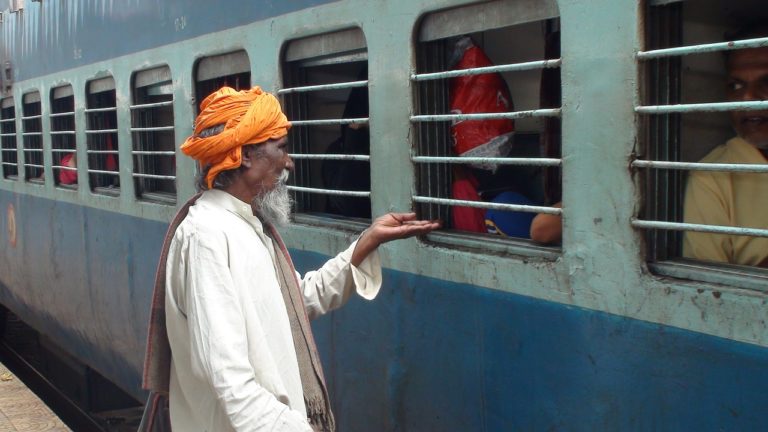 बिहार: रेलवे में हैरतअंगेज टीटीई का खेल, बिना टिकट यात्रियों से पैसे लिए हाथ पर सिग्नेचर, कहा- कोई टिकट मांगे तो दिखाओ