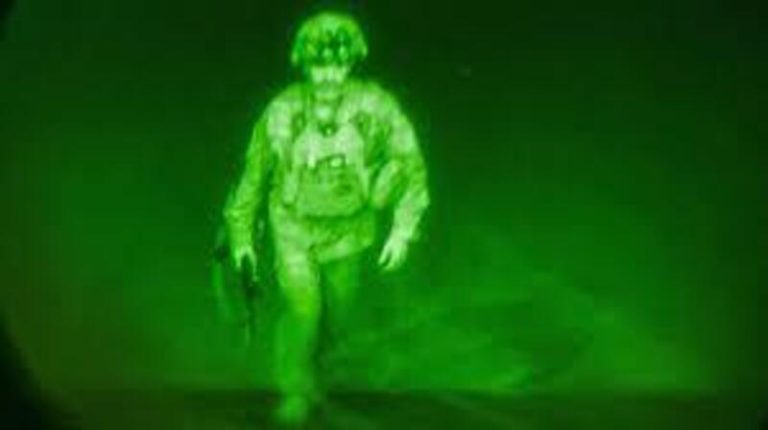 काबुल : आखिरी अमेरिकी सैनिक की तस्वीर हुई वायरल, रक्षा सचिव बोले- 2,461 सैनिकों की मौत के बाद खत्म हुआ अभियान