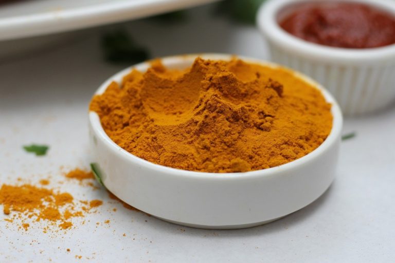 स्वस्थ रहने के लिए रोजाना हल्दी का सेवन करें।  आपको मिलने वाले फायदों से हैरान रह जाएंगे आप