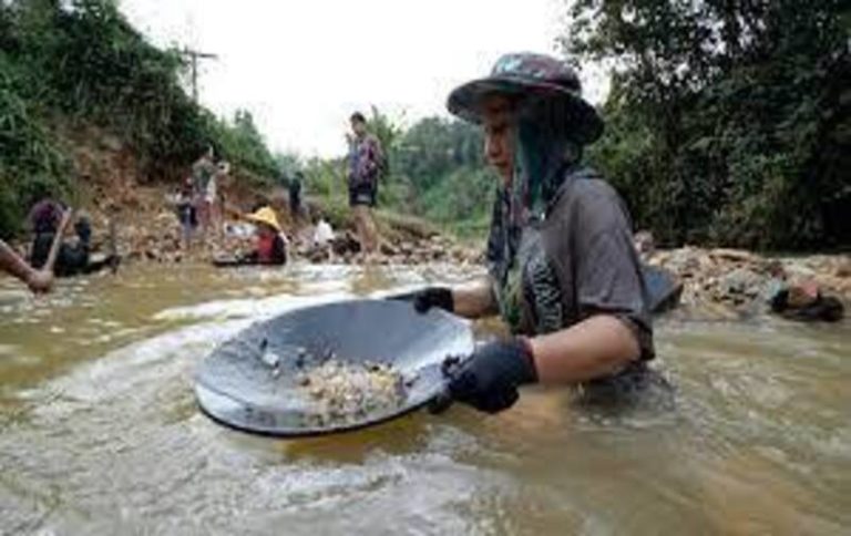थाईलैंड गोल्ड रिवर : नदी में पानी के साथ बहता है सोना, लोग इसे भरकर ले जा सकते हैं